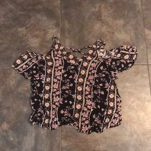 Floral shoulder sit out shirt